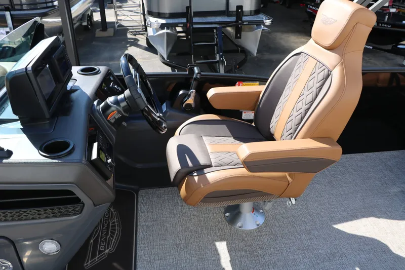 Slide: The Image of The helm of a Bennington 22 MSB Tri Toon featuring a luxurious captain's chair. - 45