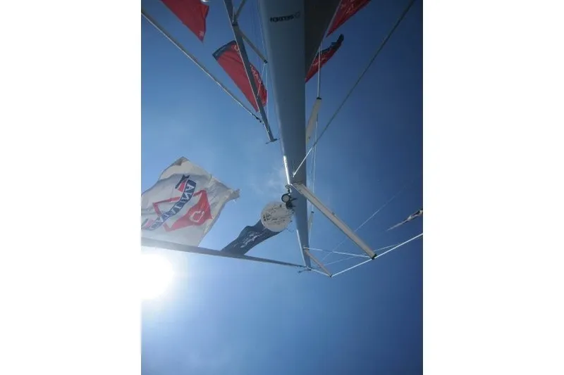 Slide: The Image of Vue d'en bas d'un mât de voilier avec des drapeaux flottant sur un ciel bleu. - 49