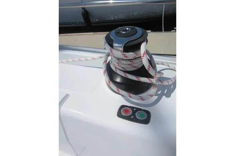 Slide: The Image of Een elektrische lier met wit en rood touw op een boot. - 43