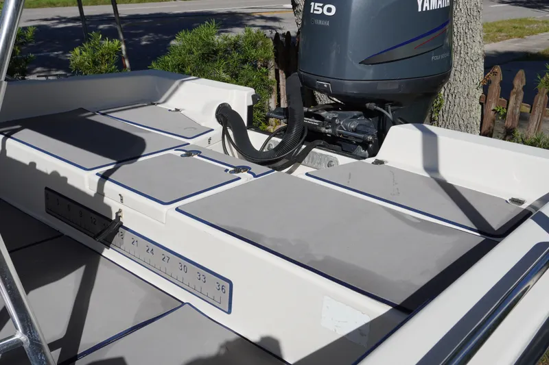 Slide: The Image of 2000 Pathfinder 2200 V boat with Yamaha 150 outboard motor, featuring a spacious deck. - 7