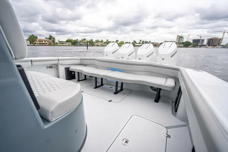 Slide: The Image of Das Bild zeigt das Heck eines 2024er Yellowfin 39 Offshore Bootes mit vier Außenbordmotoren. - 26