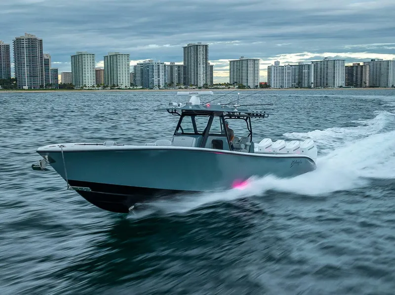 Slide: The Image of Ein 2024er Yellowfin 39 Offshore Boot fährt schnell auf dem Wasser vor einer Stadtlandschaft. - 5