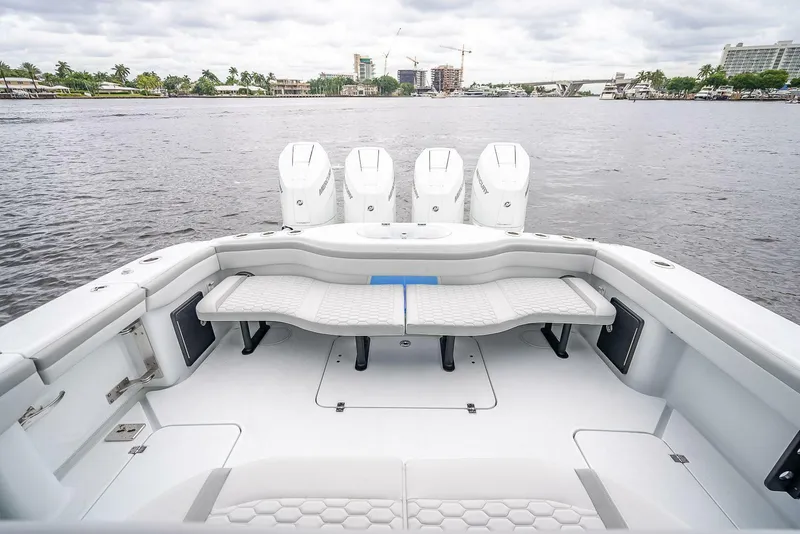 Slide: The Image of Das Bild zeigt das Heck eines 2024er Yellowfin 39 Offshore Bootes mit vier Motoren. - 25