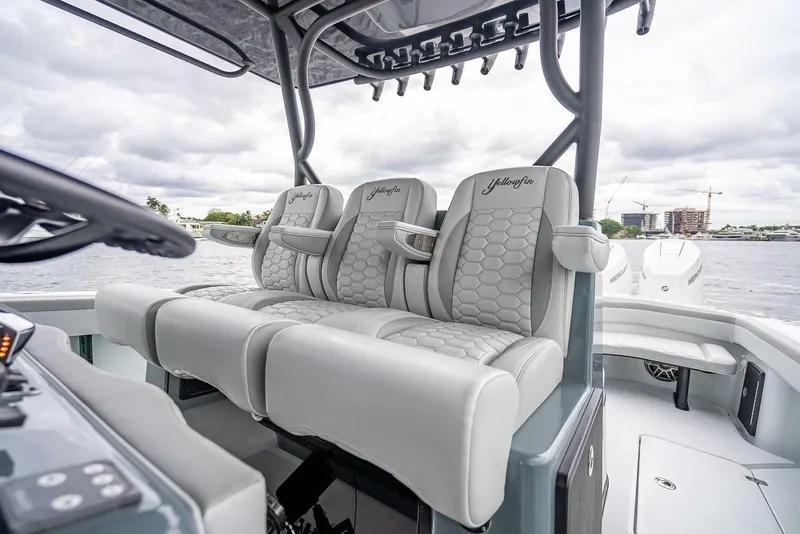 Slide: The Image of 2024 Yellowfin 39 Offshore mit luxuriösen, gepolsterten Sitzen und modernem Steuerstand. - 24