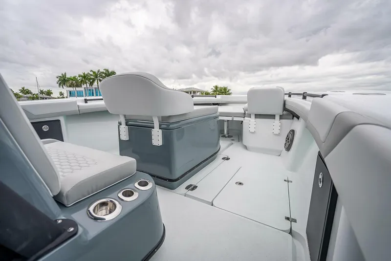 Slide: The Image of Das Bild zeigt das Cockpit eines 2024er Yellowfin 39 Offshore mit grauen und weißen Sitzen. - 14