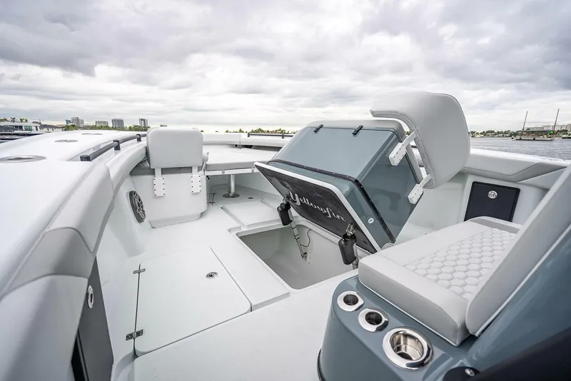 Slide: The Image of Das Bild zeigt das Cockpit eines 2024er Yellowfin 39 Offshore Bootes mit grauen Polstern. - 13