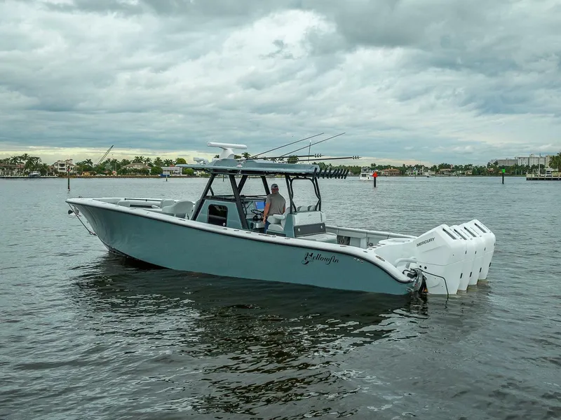 Slide: The Image of 2024 Yellowfin 39 Offshore auf ruhigem Wasser mit vier Außenbordmotoren. - 10