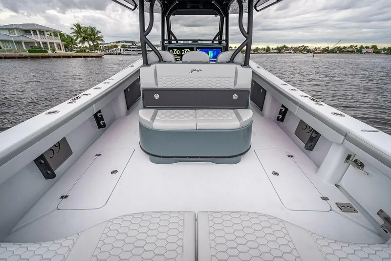 Slide: The Image of Das Bild zeigt das geräumige Deck eines 2024er Yellowfin 39 Offshore Bootes mit eleganten Sitzgelegenheiten. - 30