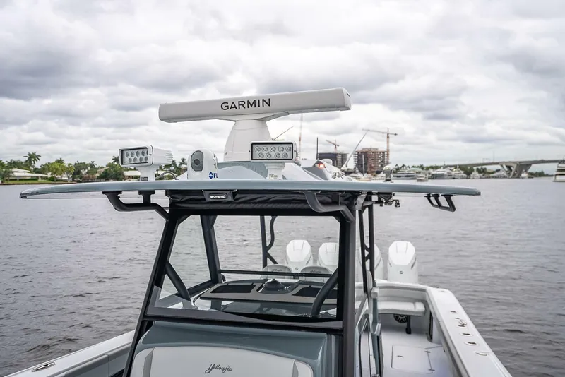 Slide: The Image of Das Bild zeigt ein modernes Boot mit einem Garmin-Radar auf dem Dach, das auf einem ruhigen Gewässer liegt. - 18