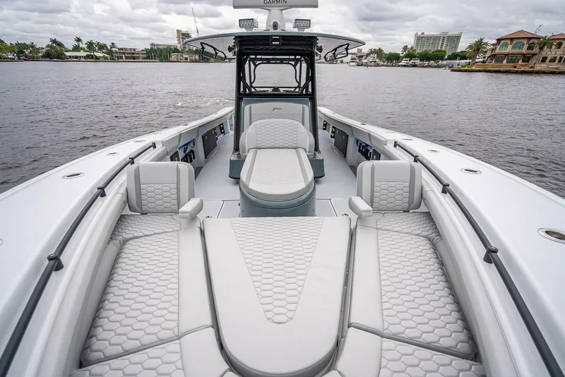 Slide: The Image of 2024 Yellowfin 39 Offshore: Geräumiges Deck mit luxuriösen Sitzgelegenheiten auf ruhigem Wasser. - 16