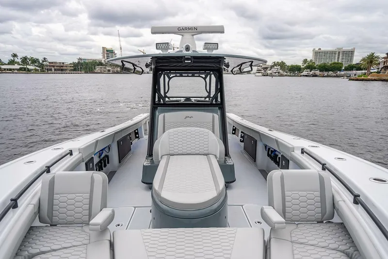 Slide: The Image of 2024 Yellowfin 39 Offshore mit eleganten grauen Polstern, auf ruhigem Wasser vor Anker. - 17