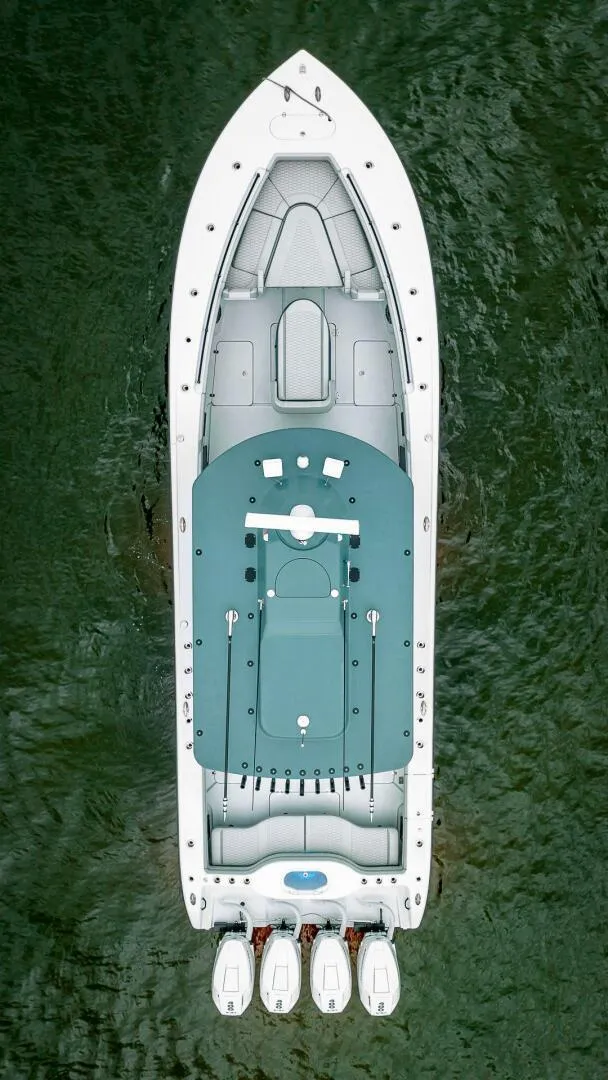 Slide: The Image of Luftaufnahme eines 2024er Yellowfin 39 Offshore Bootes mit vier Außenbordmotoren. - 9