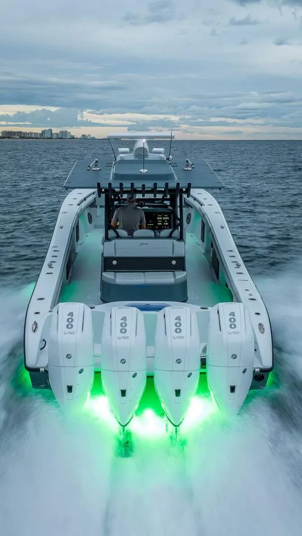 Slide: The Image of 2024 Yellowfin 39 Offshore mit vier Außenbordmotoren und grüner Unterwasserbeleuchtung auf dem Meer. - 12