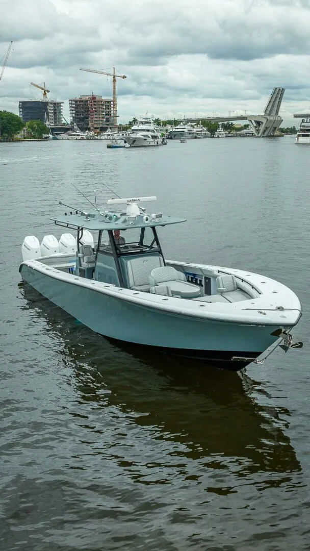 Slide: The Image of Ein 2024er Yellowfin 39 Offshore Boot auf einem ruhigen Fluss mit städtischer Kulisse. - 3
