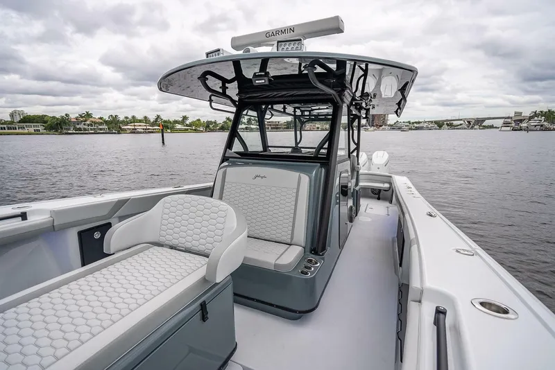 Slide: The Image of 2024 Yellowfin 39 Offshore mit modernem Design und geräumigem Deck, auf ruhigem Wasser. - 19