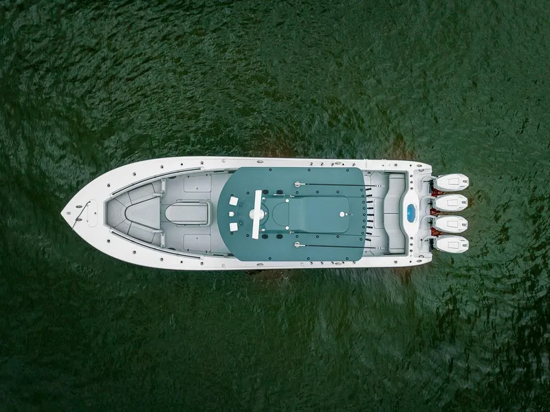 Slide: The Image of Luftaufnahme eines 2024er Yellowfin 39 Offshore Bootes mit drei Außenbordmotoren auf grünem Wasser. - 8