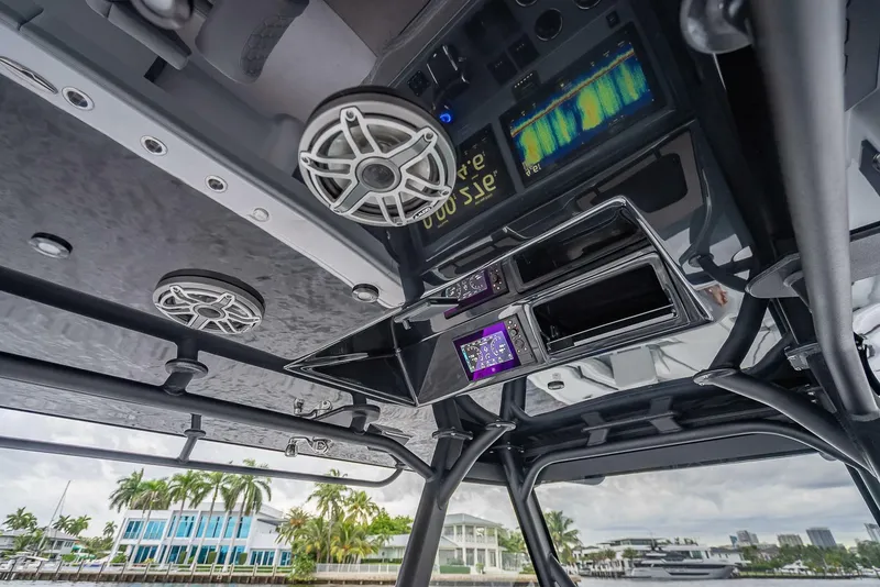 Slide: The Image of Das Bild zeigt das Cockpit eines 2024er Yellowfin 39 Offshore mit modernen Elektronikdisplays und Lautsprechern. - 32