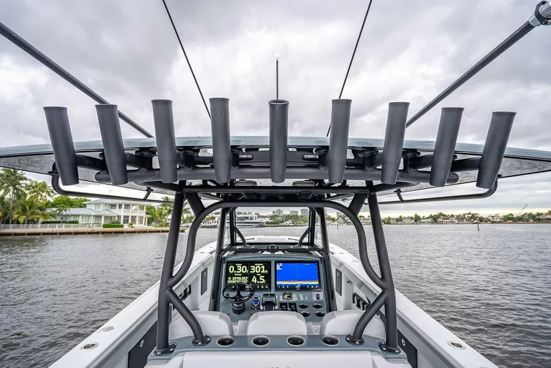 Slide: The Image of Das Bild zeigt das Cockpit eines 2024er Yellowfin 39 Offshore Bootes mit modernen Navigationssystemen. - 22