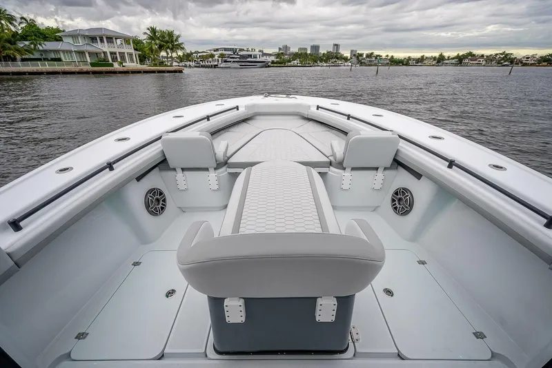 Slide: The Image of Das Bild zeigt das Vorderdeck eines 2024 Yellowfin 39 Offshore Bootes mit grauen Polstern. - 15