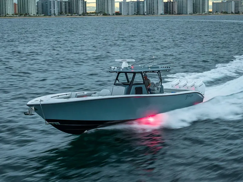 Slide: The Image of 2024 Yellowfin 39 Offshore auf dem Wasser vor einer Stadt. - 6