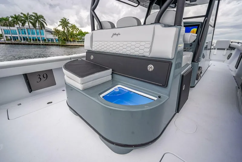 Slide: The Image of Das Bild zeigt das Deck eines 2024er Yellowfin 39 Offshore mit eleganten Sitzen und einem eingebauten Kühlfach. - 27