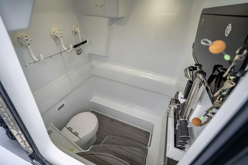 Slide: The Image of Innenraum einer modernen Bootskabine mit Toilette und Angelrutenhaltern. - 33