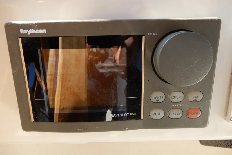 Slide: The Image of Raytheon autopilot control panel on 2000 Sea Ray 380 Aft Cabin yacht. - 29
