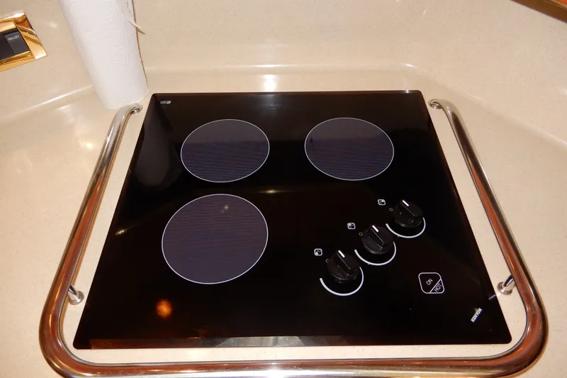 Slide: The Image of Electric stovetop in 2000 Sea Ray 380 Aft Cabin yacht kitchen. - 50