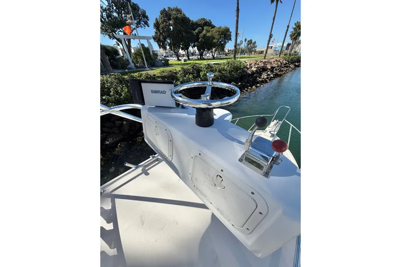Slide: The Image of Helm of 2001 Austin Parker 2510DV boat with Simrad navigation system. - 25