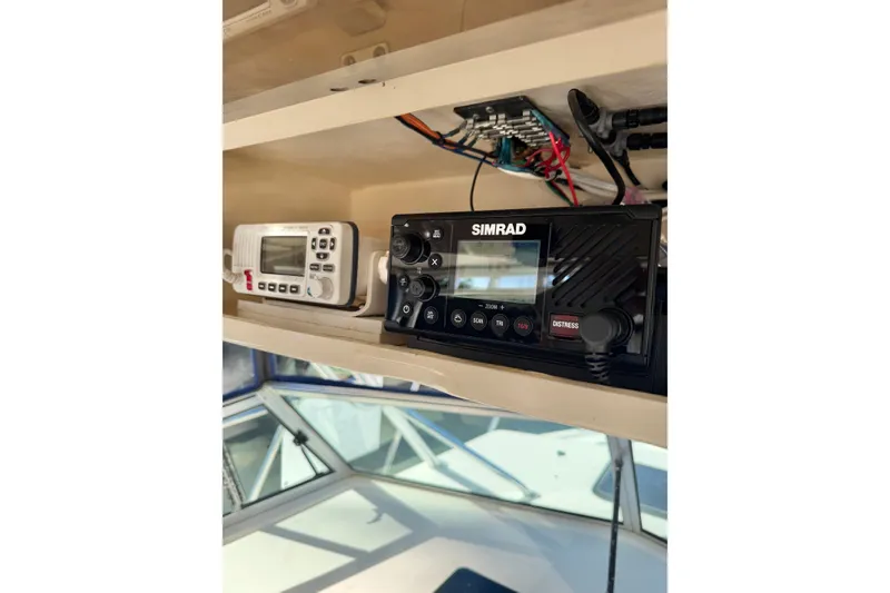 Slide: The Image of Boat electronics on Austin Parker 2510DV, 2001 model, featuring Simrad and other devices. - 18