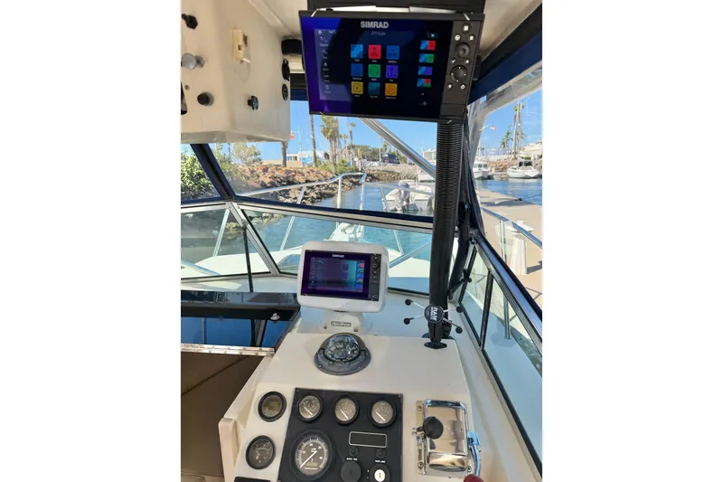 Slide: The Image of Helm of 2001 Austin Parker 2510DV boat with navigation equipment and gauges. - 16