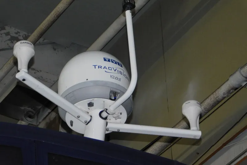 Slide: The Image of Satellite and radar equipment on a 2004 Regal Commodore 3860 boat. - 6