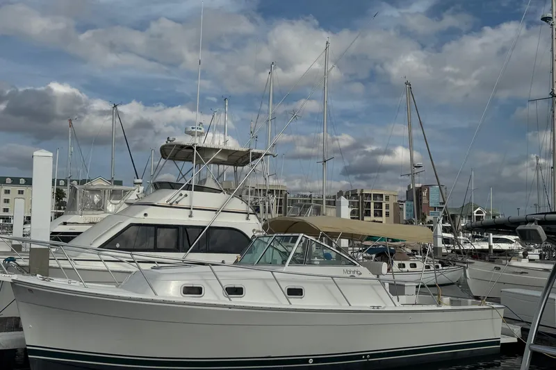 Slide: The Image of Mainship Pilot 30 boot uit 2000 aangemeerd in de haven. - 5