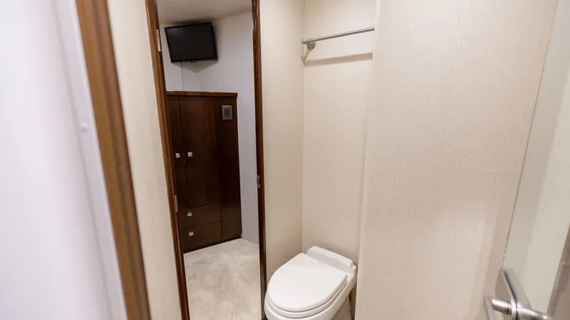 Slide: The Image of 2015 Viking 76 Enclosed Bridge- CHULA- Forward Head - 32