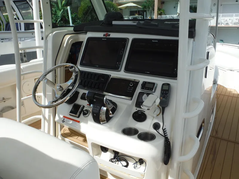 Slide: The Image of Das Bild zeigt das Steuerpult eines Boston Whaler 370 Outrage von 2014 mit modernen Instrumenten. - 43