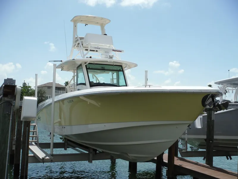 Slide: The Image of Ein Boston Whaler 370 Outrage von 2014 auf einem Bootsaufzug über dem Wasser. - 2
