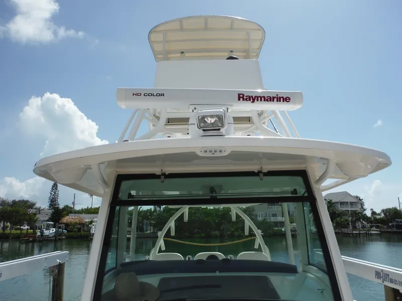Slide: The Image of Die Boston Whaler 370 Outrage von 2014 hat ein modernes Steuerhaus mit Raymarine-Ausrüstung. - 14