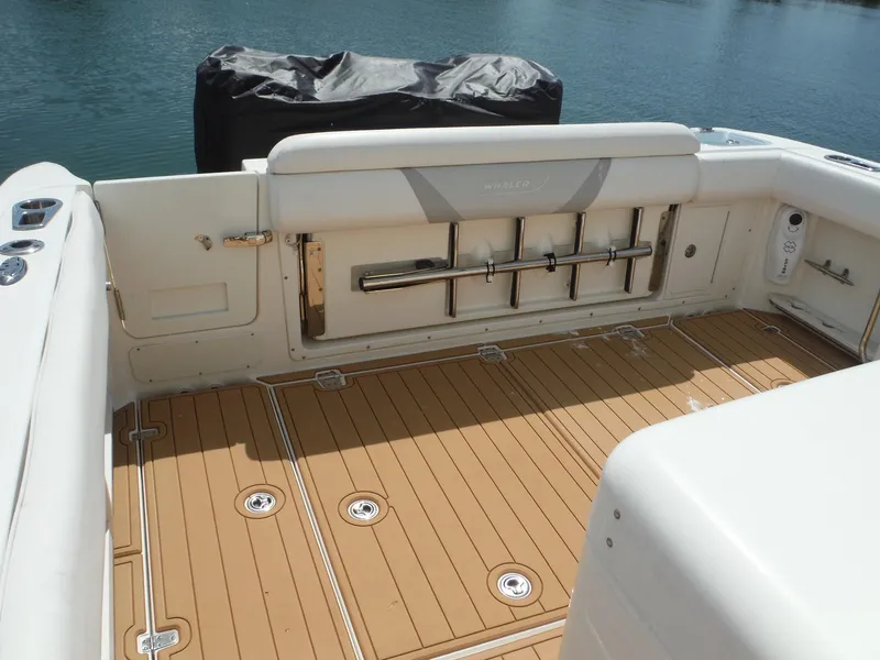 Slide: The Image of Das Bild zeigt das Deck eines Boston Whaler 370 Outrage von 2014 mit Teakboden. - 10