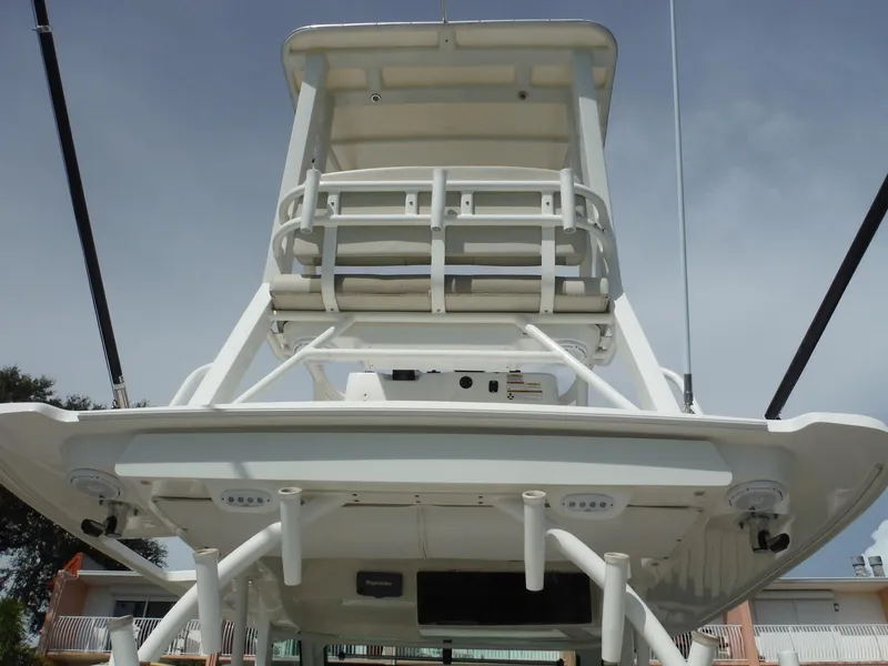 Slide: The Image of Das Bild zeigt das Heck eines Boston Whaler 370 Outrage von 2014 mit einem stabilen Aufbau. - 42