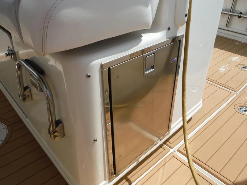 Slide: The Image of Edelstahl-Schranktür auf einem Boot mit Teakholz-Deck. - 21