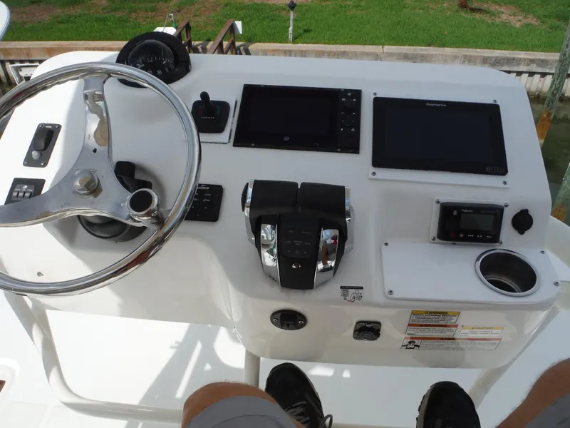 Slide: The Image of Das Steuerpult eines Boston Whaler 370 Outrage mit Lenkrad und elektronischen Anzeigen. - 47