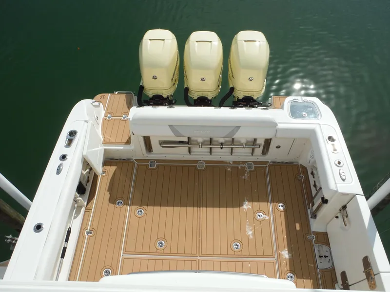 Slide: The Image of Das Bild zeigt das Deck eines Boston Whaler 370 Outrage von 2014 mit drei Außenbordmotoren. - 49