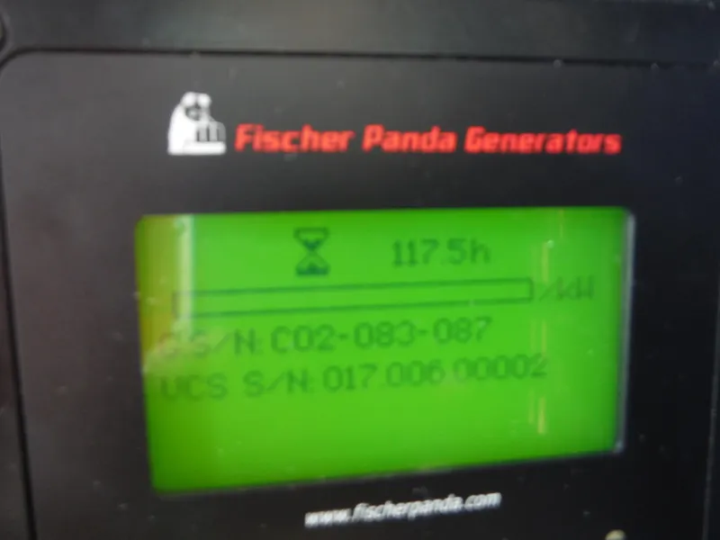 Slide: The Image of Fischer Panda Generator mit 1175 Betriebsstunden auf einem Boston Whaler 370 Outrage von 2014. - 34