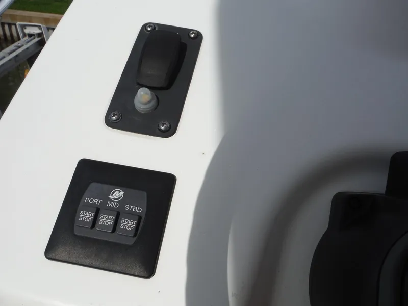 Slide: The Image of Nahaufnahme eines Steuerungspanels auf einem 2014 Boston Whaler 370 Outrage Boot. - 50