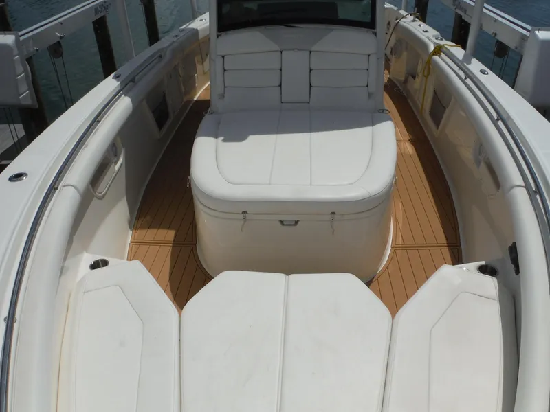 Slide: The Image of Das Bild zeigt das Deck eines Boston Whaler 370 Outrage von 2014 mit weißen Polstern. - 18