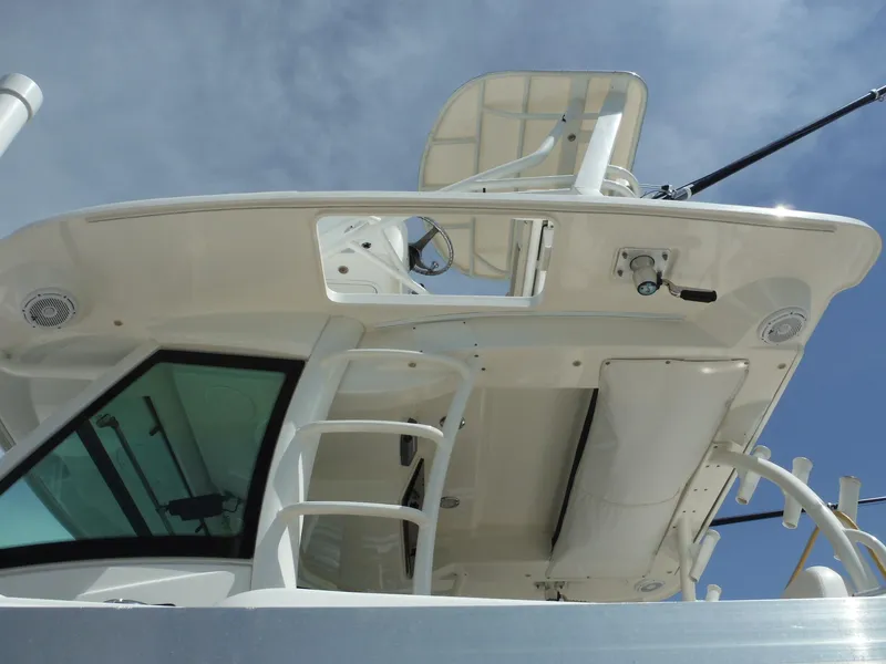 Slide: The Image of Das Bild zeigt das obere Deck eines Boston Whaler 370 Outrage von 2014 mit Leiter und Dach. - 5