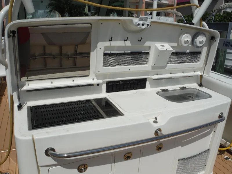 Slide: The Image of Das Bild zeigt das Cockpit einer Boston Whaler 370 Outrage von 2014 mit Angelrutenhaltern und Spüle. - 12