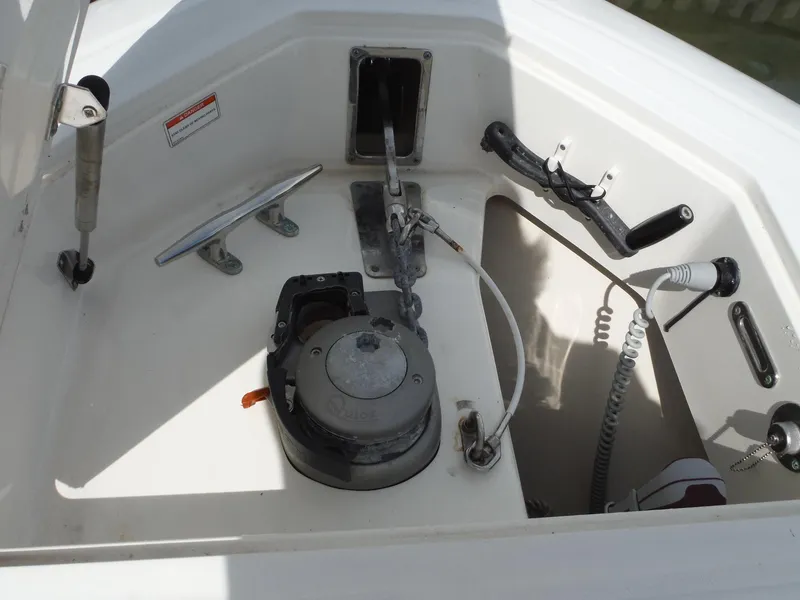 Slide: The Image of Ankerkasten eines Boston Whaler 370 Outrage von 2014 mit Winde und Seil. - 15