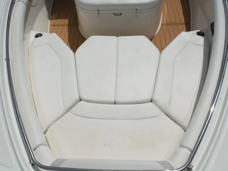 Slide: The Image of Die Boston Whaler 370 Outrage von 2014 hat ein geräumiges, gepolstertes Vorderdeck mit weißen Polstern. - 17
