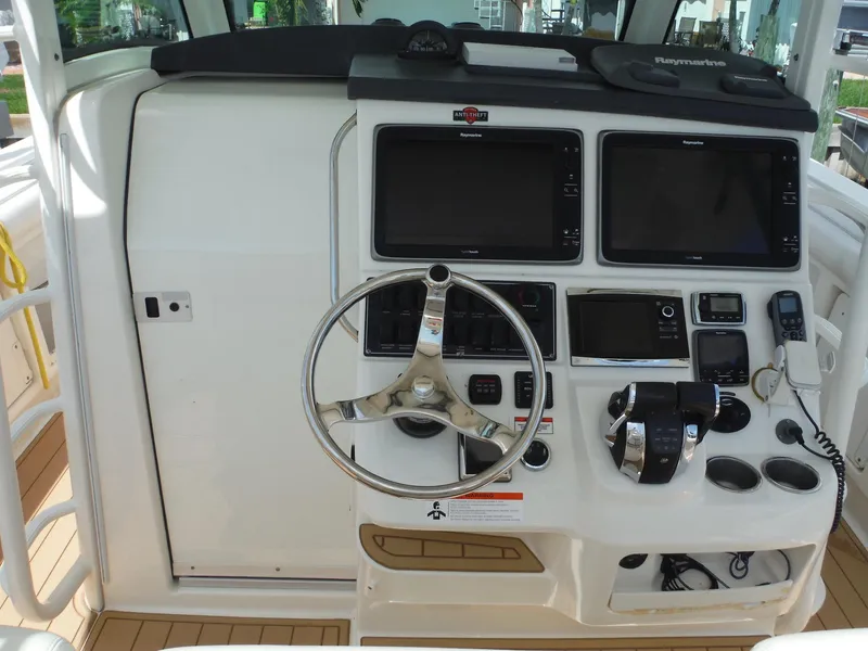 Slide: The Image of Steuerstand eines Boston Whaler 370 Outrage mit modernen Instrumenten und Holzdeck. - 11